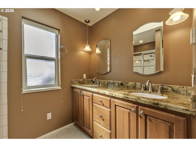 12335 Sw FAIRCREST St, Portland, OR 97225