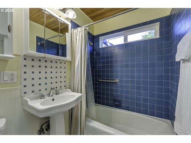 12335 Sw FAIRCREST St, Portland, OR 97225