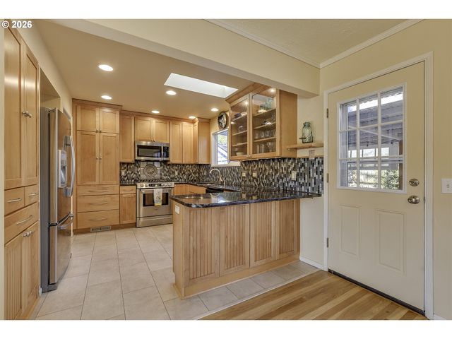 12335 Sw FAIRCREST St, Portland, OR 97225