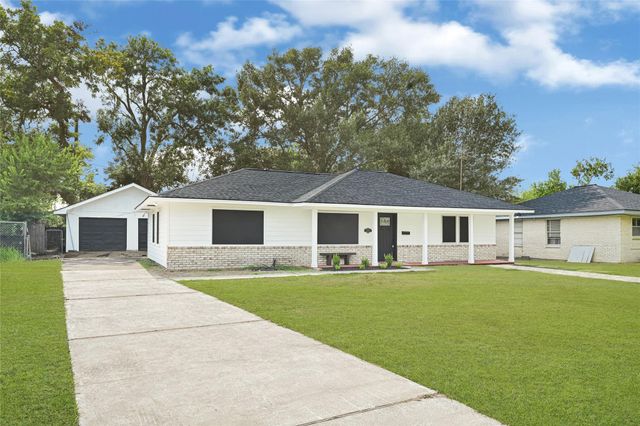 2703 Ammons Street, Baytown, TX 77521