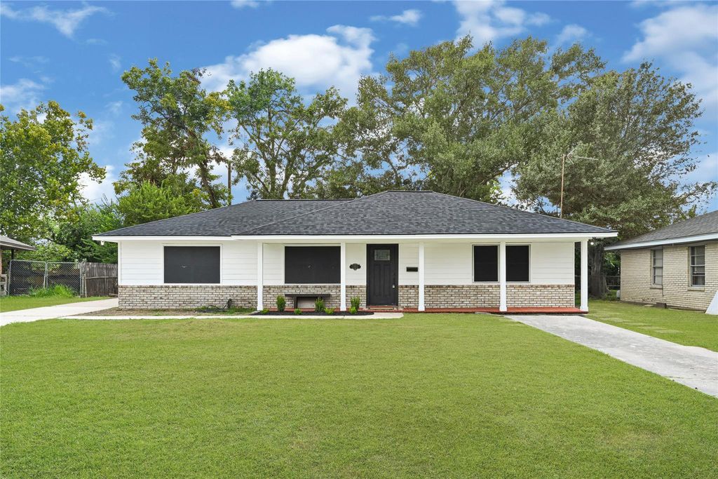 2703 Ammons Street, Baytown, TX 77521