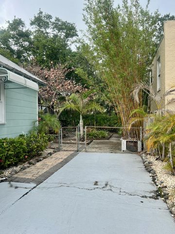208 E Avenue Avenue, Fort Pierce, FL 34950