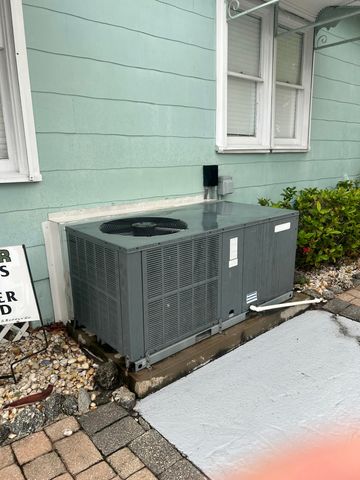 208 E Avenue Avenue, Fort Pierce, FL 34950