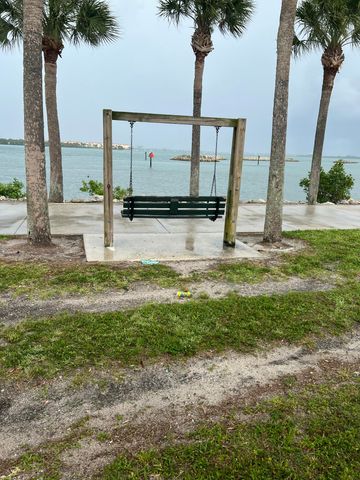 208 E Avenue Avenue, Fort Pierce, FL 34950