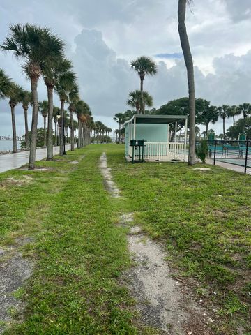 208 E Avenue Avenue, Fort Pierce, FL 34950