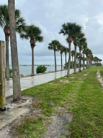 208 E Avenue Avenue, Fort Pierce, FL 34950