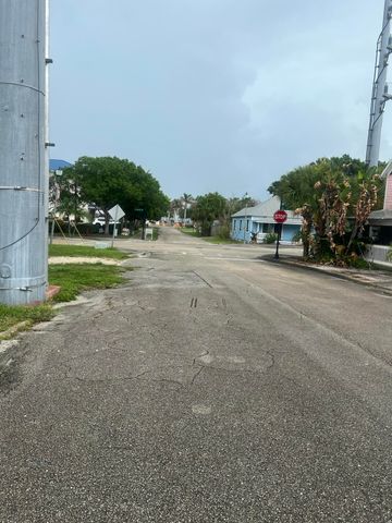 208 E Avenue Avenue, Fort Pierce, FL 34950