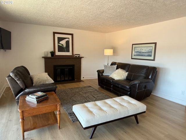 750 1ST St, Lake Oswego, OR 97034