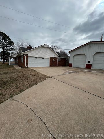 1541 W Harris Road, Muskogee, OK 74401