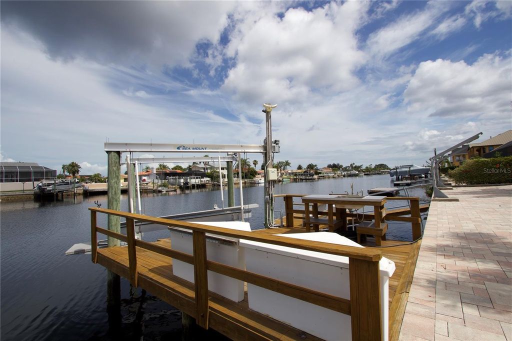 Image 3 of property listing at 5339 BOWLINE BEND, New Port Richey, FL 34652