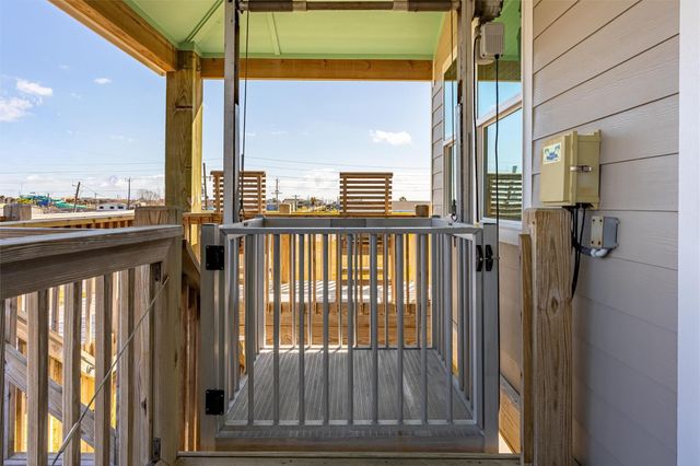 1009 N Monkhouse Drive, Port Bolivar, TX 77650