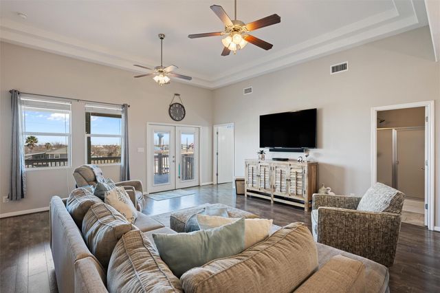 1009 N Monkhouse Drive, Port Bolivar, TX 77650