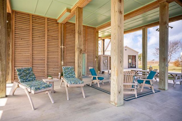 1009 N Monkhouse Drive, Port Bolivar, TX 77650