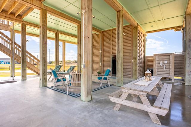 1009 N Monkhouse Drive, Port Bolivar, TX 77650