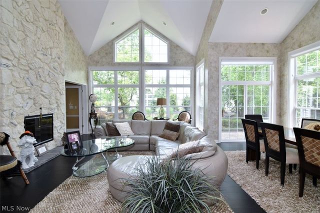 417 W Glengary Circle, Highland Heights, OH 44143