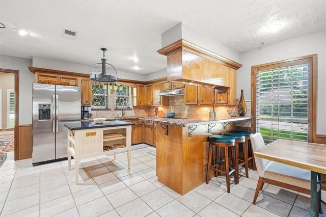 826 N Rivershire Drive, Conroe, TX 77304