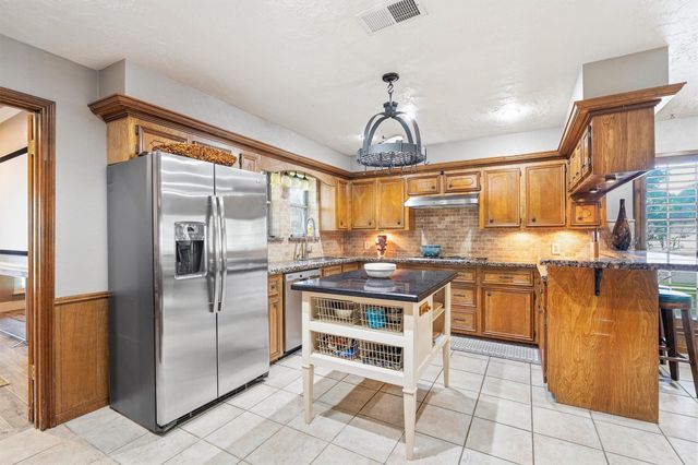 826 N Rivershire Drive, Conroe, TX 77304