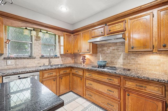 826 N Rivershire Drive, Conroe, TX 77304