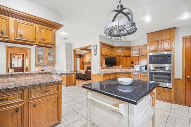 826 N Rivershire Drive, Conroe, TX 77304