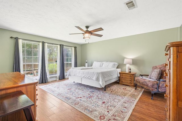 826 N Rivershire Drive, Conroe, TX 77304