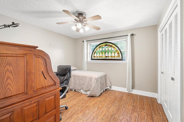 826 N Rivershire Drive, Conroe, TX 77304