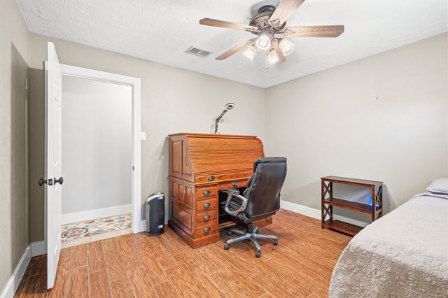 826 N Rivershire Drive, Conroe, TX 77304