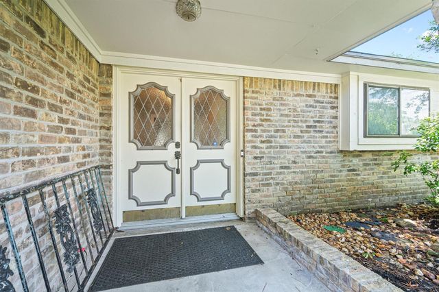 826 N Rivershire Drive, Conroe, TX 77304