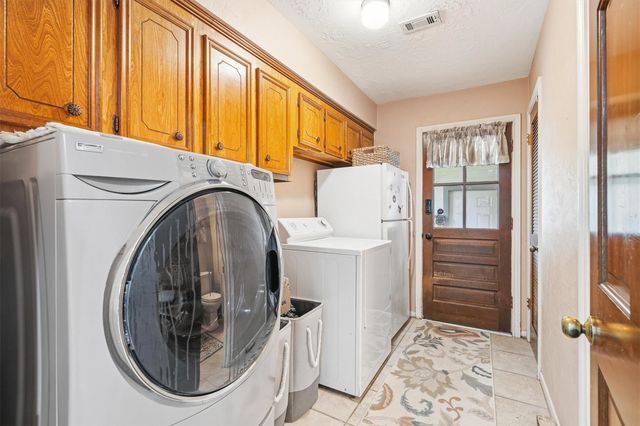 826 N Rivershire Drive, Conroe, TX 77304