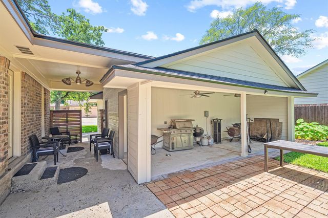 826 N Rivershire Drive, Conroe, TX 77304