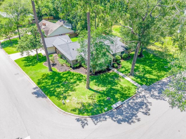 826 N Rivershire Drive, Conroe, TX 77304