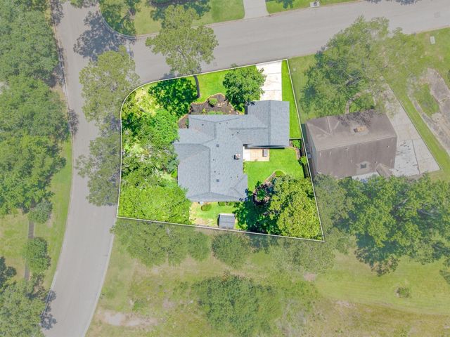826 N Rivershire Drive, Conroe, TX 77304