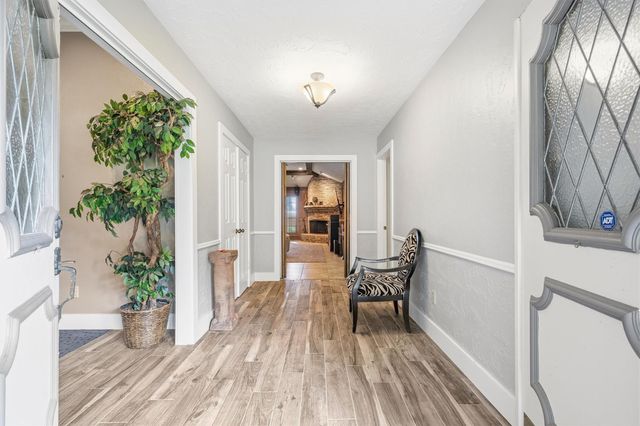 826 N Rivershire Drive, Conroe, TX 77304