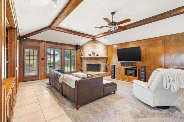 826 N Rivershire Drive, Conroe, TX 77304