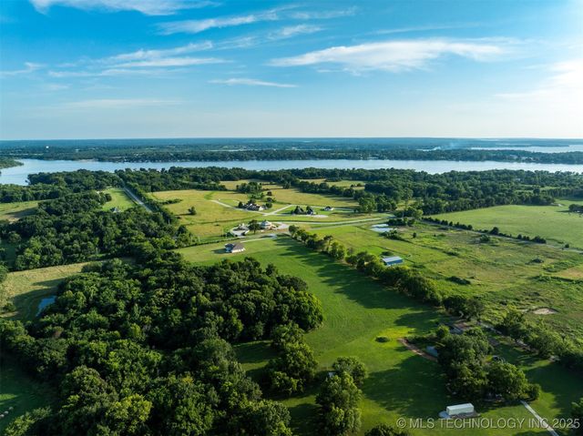 4 S 613 Road, Grove, OK 74344