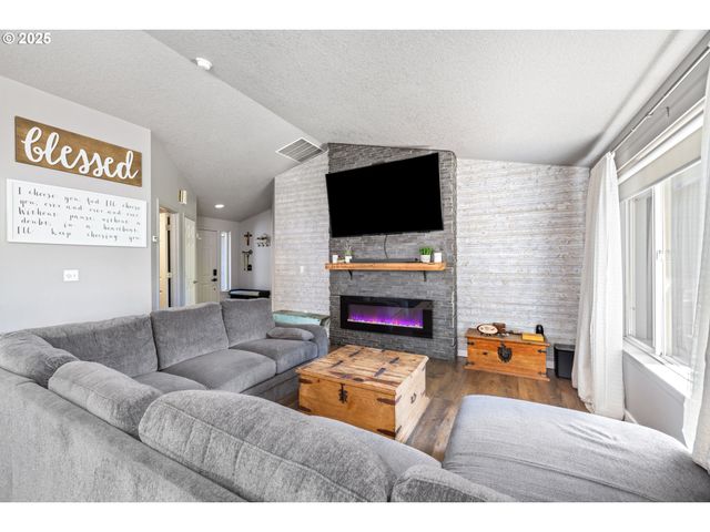 105 Ne 49TH Ave, Hillsboro, OR 97124