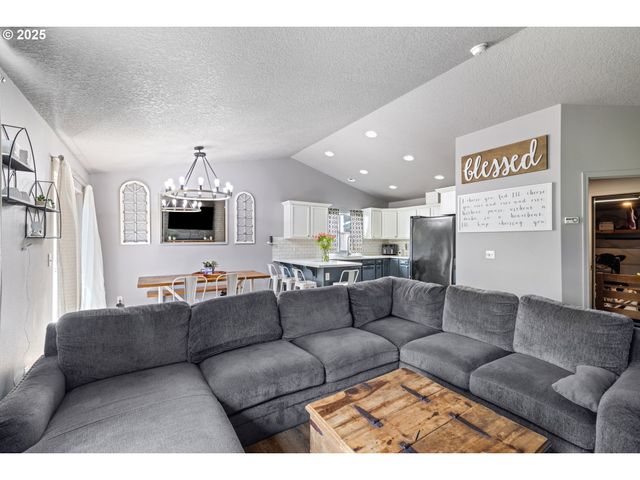 105 Ne 49TH Ave, Hillsboro, OR 97124