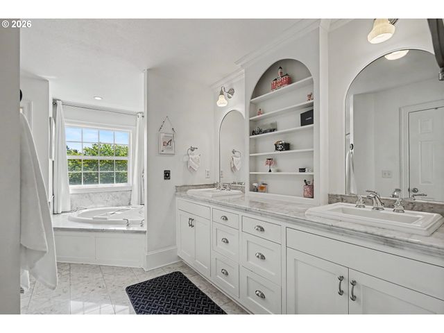 5490 Se WOODMILL Dr, Salem, OR 97306