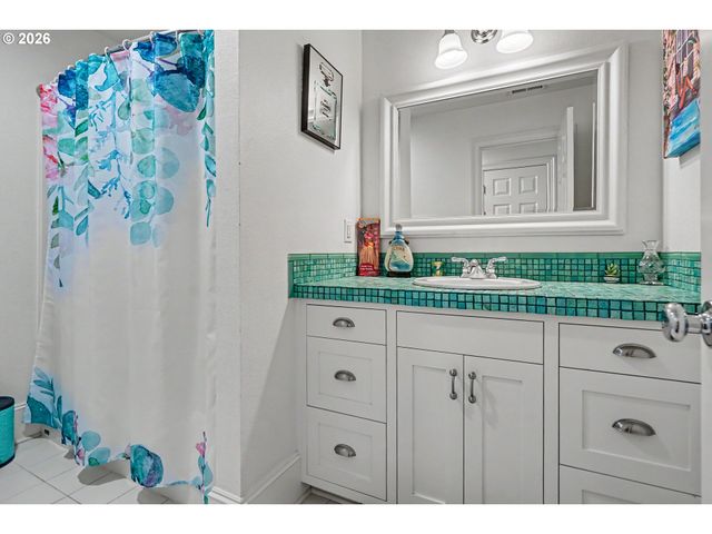 5490 Se WOODMILL Dr, Salem, OR 97306