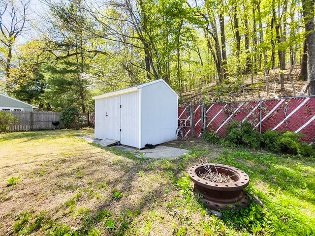 206 Treetop Ave, Springfield, MA 01118