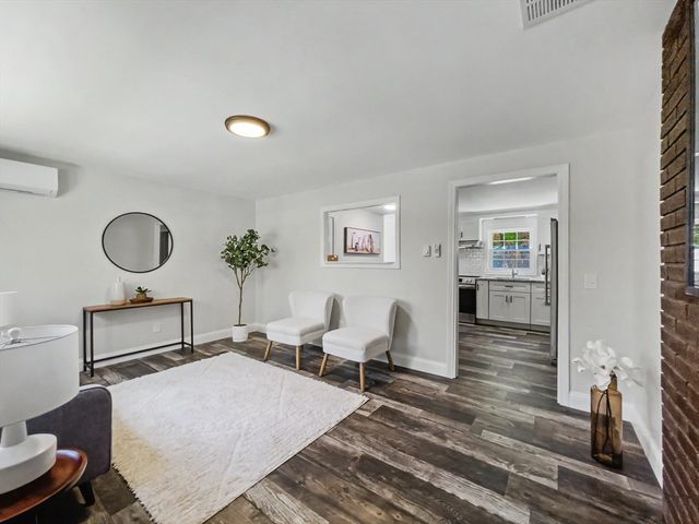 206 Treetop Ave, Springfield, MA 01118