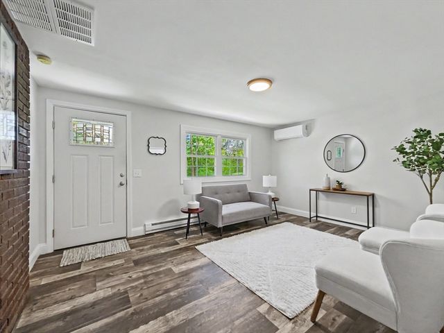 206 Treetop Ave, Springfield, MA 01118