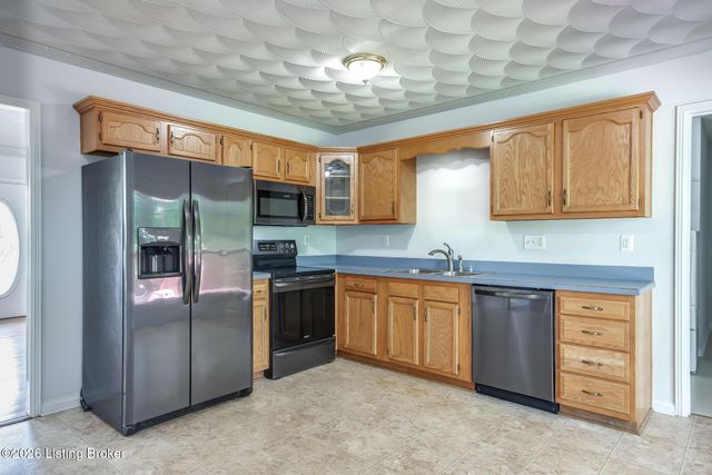 633 River Oaks Dr, Shepherdsville, KY 40165