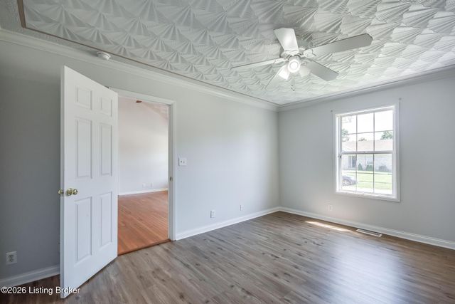 633 River Oaks Dr, Shepherdsville, KY 40165