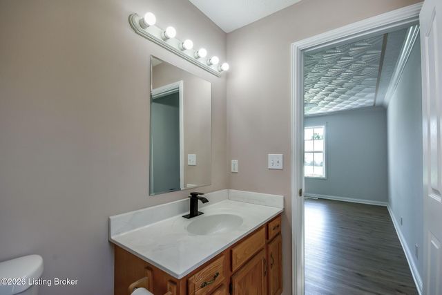 633 River Oaks Dr, Shepherdsville, KY 40165
