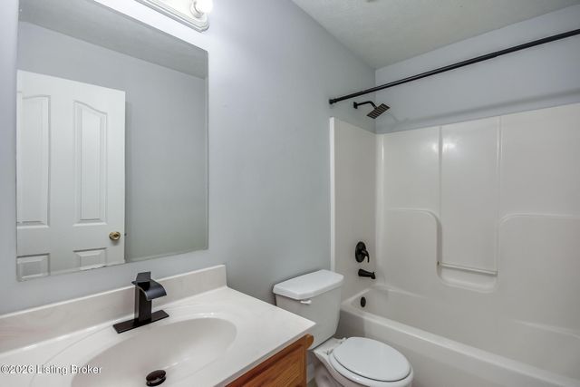 633 River Oaks Dr, Shepherdsville, KY 40165