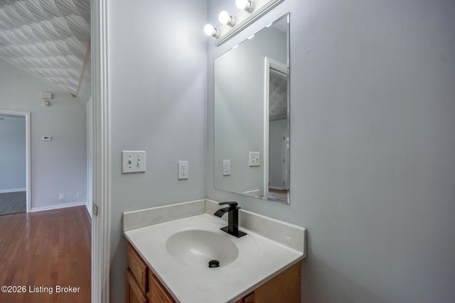 633 River Oaks Dr, Shepherdsville, KY 40165