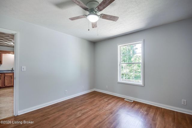 633 River Oaks Dr, Shepherdsville, KY 40165