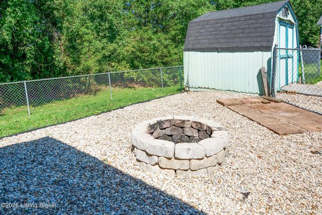 633 River Oaks Dr, Shepherdsville, KY 40165