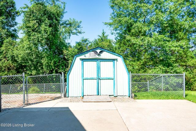 633 River Oaks Dr, Shepherdsville, KY 40165