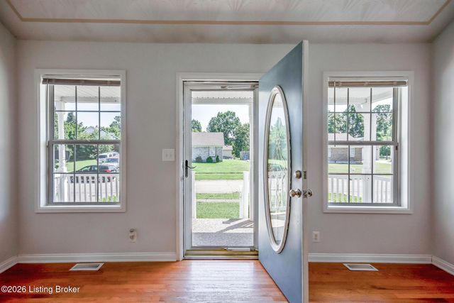 633 River Oaks Dr, Shepherdsville, KY 40165